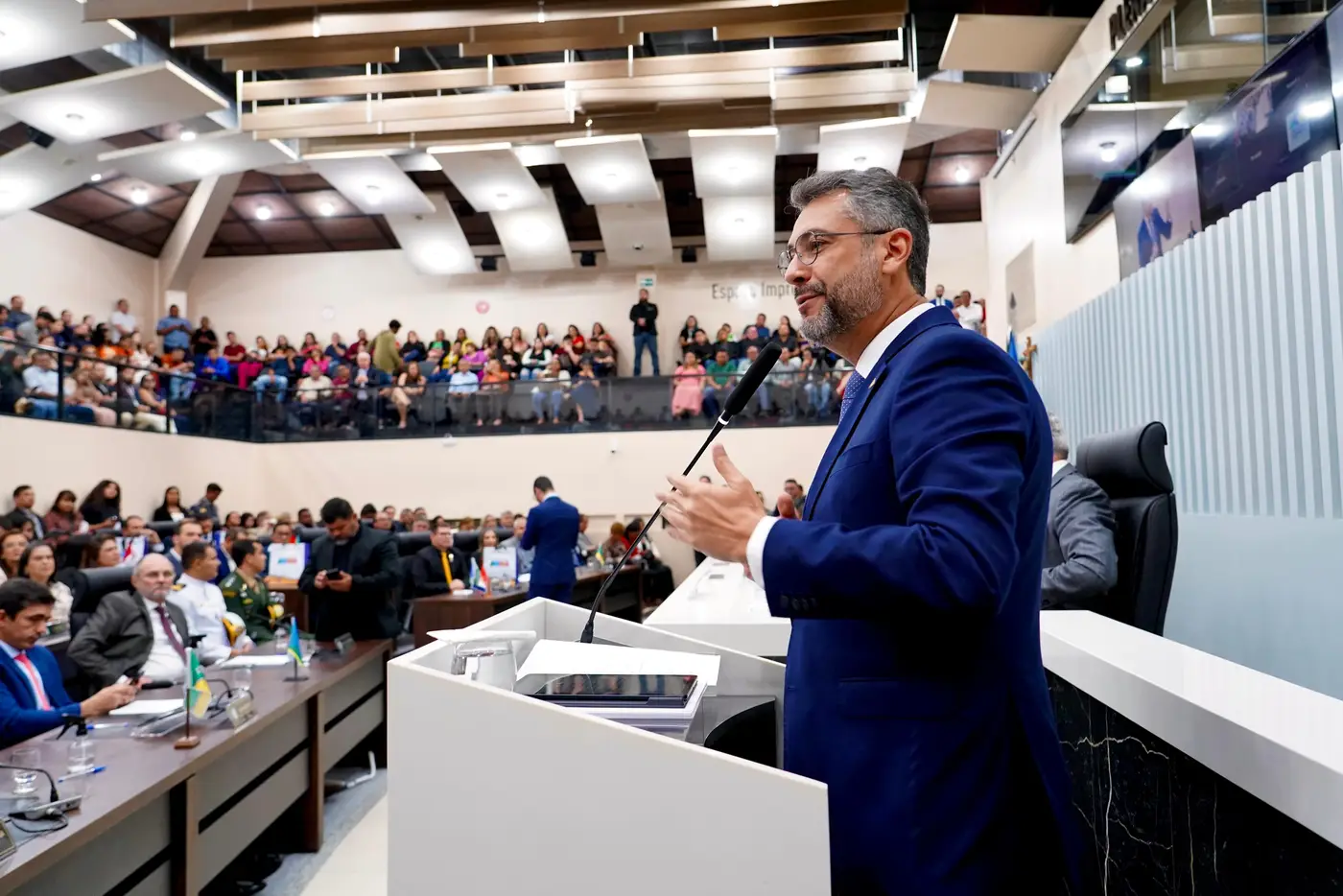 Governador Clécio Luís fala na tribuna da Assembleia Legislativa do Amapá.