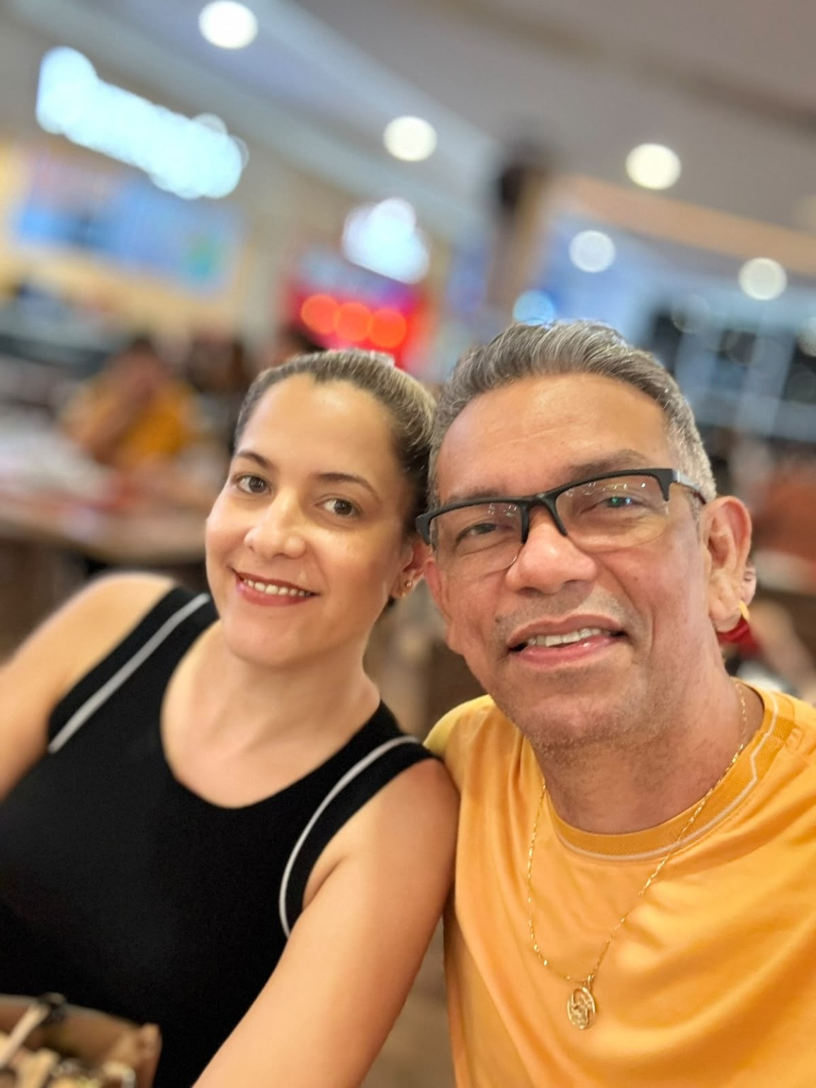 Fabianne Teixeira e Elden Carlos sorrindo juntos